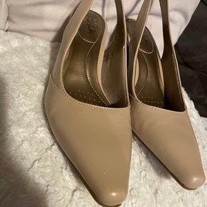 LifeStride Nude kitten heel pumps